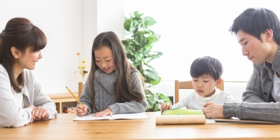 勉強を見守る親.jpg